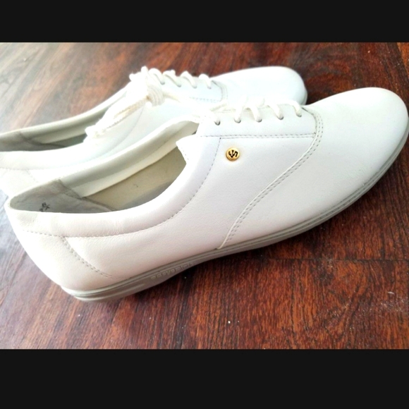 Easy Spirit shoes - Picture 2 of 6